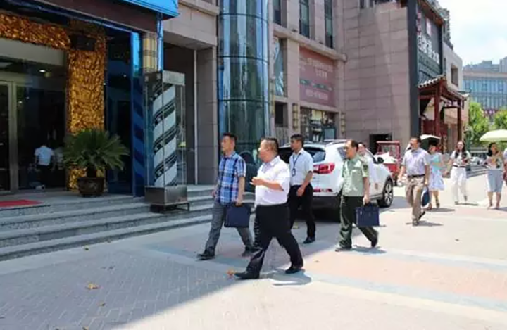 華地新街迎接合肥市市級特色商業(yè)示范街區(qū)驗收組專家