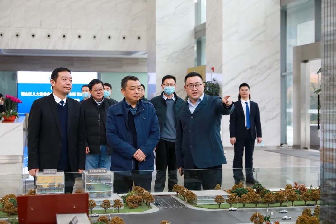 合肥市蜀山區(qū)人大常委會主任沈成富一行深入新華控股集團和華地集團調(diào)研指導(dǎo)！