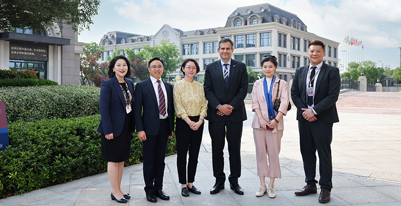 英國(guó)公使銜參贊訪校，共敘中英文化交流