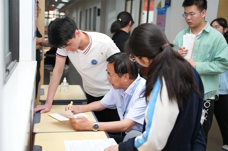 【高三級(jí)部】勠力同心拼高考，高三沖刺不孤單——全體高三教師“送餐”式服務(wù)學(xué)生高考