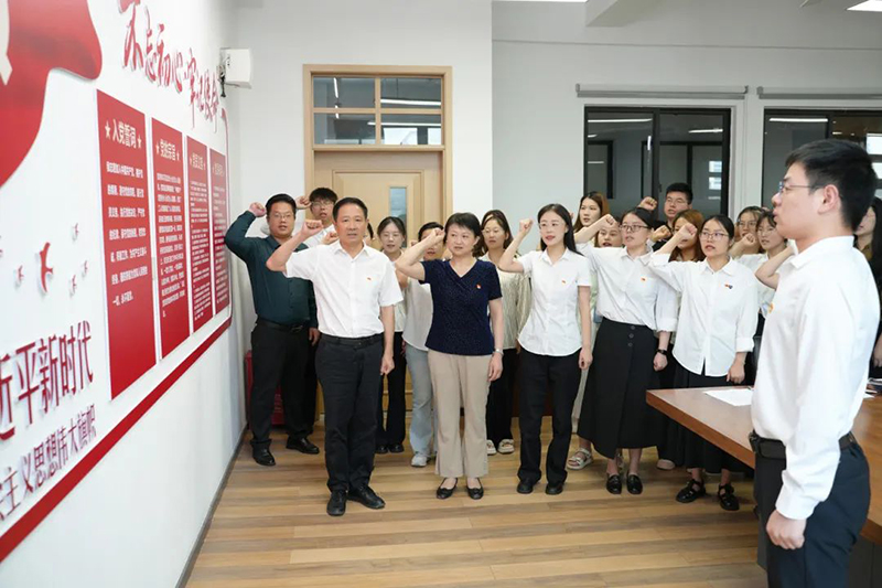 新華高級(jí)中學(xué)黨支部全體黨員大會(huì)召開(kāi)