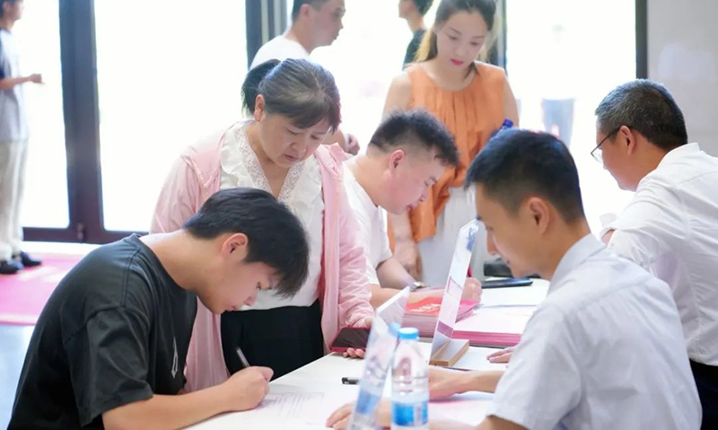 從“新”出發(fā)，“新”向未來(lái)——新華高級(jí)中學(xué)2024級(jí)高一新生報(bào)到紀(jì)實(shí)