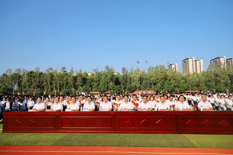 賡續(xù)輝煌，再譜華章 | 新華高級中學(xué)2024年秋季開學(xué)典禮暨教師節(jié)表彰大會