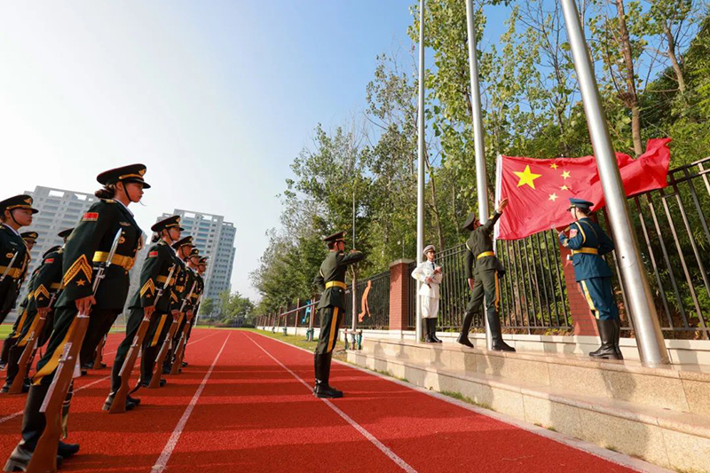 【德育活動(dòng)】我與國(guó)旗合個(gè)影，定格最美中國(guó)紅——國(guó)慶德育實(shí)踐活動(dòng)作業(yè)展