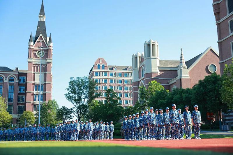 迷彩淬火記 | 淬煉青春鑄鋒芒！新華高級(jí)中學(xué)2025級(jí)高一年級(jí)軍訓(xùn)閉營(yíng)儀式圓滿(mǎn)收官